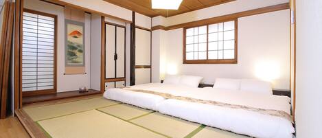 Grand Apartment, 4 Bedrooms, Kitchen | Iron/ironing board, free WiFi