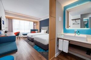 Habitación estándar, 2 camas individuales | Caja fuerte, decoración individual, escritorio y cortinas opacas