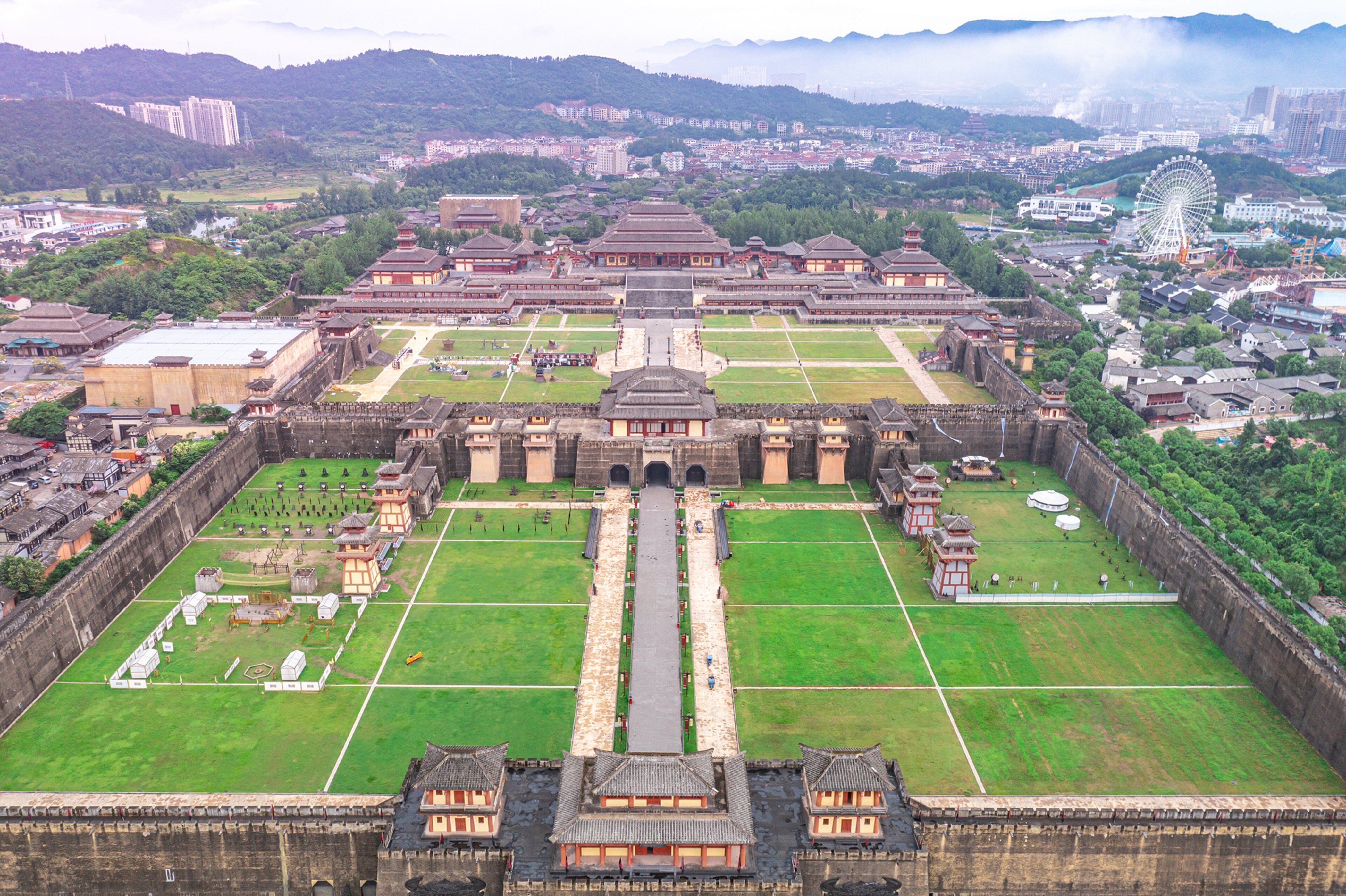 Un gran conjunt arquitectònic tradicional amb diverses edificacions, un pati central i una muralla circumdant.