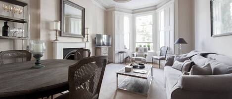 Fernseher, Kamin, DVD-Player