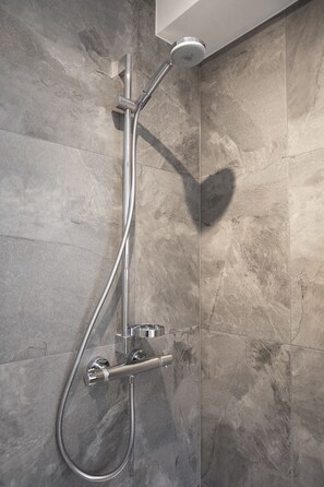 Douche, sèche-cheveux, serviettes fournies, papier toilette