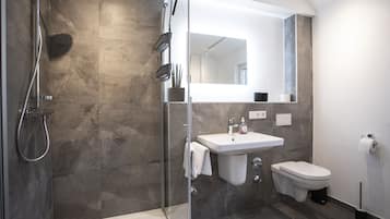 Dusche, Haartrockner, Handtücher, Toilettenpapier