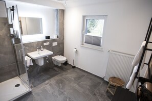 Een douche, een haardroger, handdoeken, toiletpapier