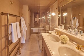 Baignoire, sèche-cheveux, bidet, serviettes fournies
