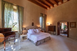 6 bedrooms, iron/ironing board, free WiFi, bed sheets