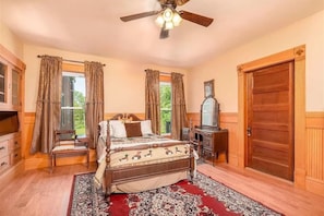 7 bedrooms, desk, iron/ironing board, travel crib