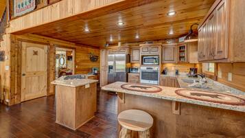 Cabin, 4 Bedrooms | Private kitchen