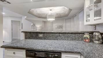 Studio (2 Bedrooms) | Interior