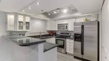 Estudio (2 Bedrooms) | Cocina privada | Frigorífico, microondas, horno y placa de cocina