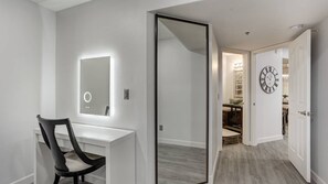 Interior - Executive 2 Bdrm Condo in the Heart of Biltmore! (Phoenix)