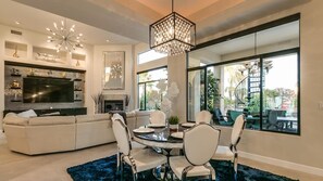 Studio (4 Bedrooms) | Living area