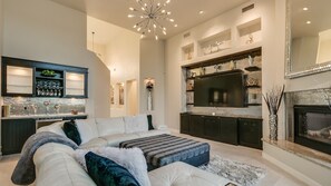 Studio (4 Bedrooms) | Living area
