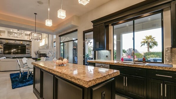 スタジオ (4 Bedrooms) | 専用キッチン | 冷蔵庫、電子レンジ、オーブン、コーヒー / ティーメーカー