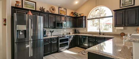 Studio (4 Bedrooms) | Cuisine privée