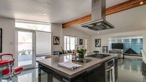 Studio (3 Bedrooms) | Private kitchen