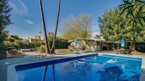 Outdoor pool - Mid-century Modern W/backyard Oasis, Putting Green (Phoenix)