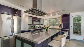 Studio (3 Bedrooms) | Yksityinen keittiö | Jääkaappi, mikroaaltouuni, uuni