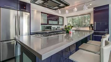 Studio (3 Bedrooms) | Private kitchen | Fridge, microwave, oven