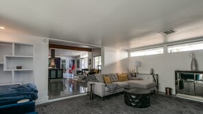 Studio (3 Bedrooms) | Living area