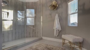 Studio (4 Bedrooms) | Badezimmer | Handtücher