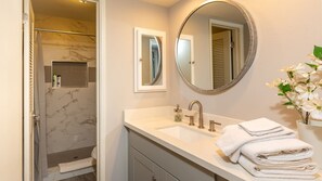 Apartment (3 Bedrooms) | Badezimmer