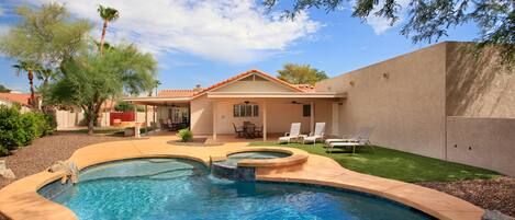 Alberca al aire libre y alberca climatizada