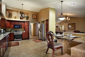 Casa (4 Bedrooms) | Cocina privada | Refrigerador, microondas, horno y máquina de hielo 