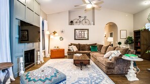 Studio (4 Bedrooms) | Oppholdsområde | Bordtennis og bøker