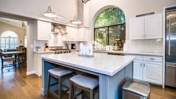 Studio (4 Bedrooms) | Private kitchen | Fridge, microwave, oven, blender