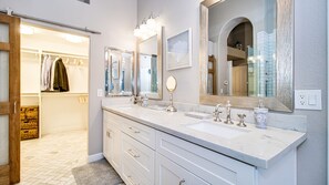 Studio (4 Bedrooms) | Bad | Håndklær