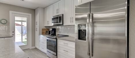 Studio (4 Bedrooms) | Bếp riêng | Tủ lạnh, lò vi sóng, lò nướng, bếp nấu