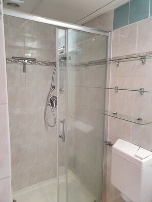 Chuveiro, secador de cabelo, toalhas de banho, sabonete