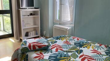 2 bedrooms, iron/ironing board, travel cot, free WiFi