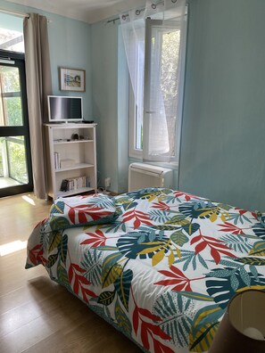 2 habitaciones, tabla de planchar con plancha y cuna de viaje 