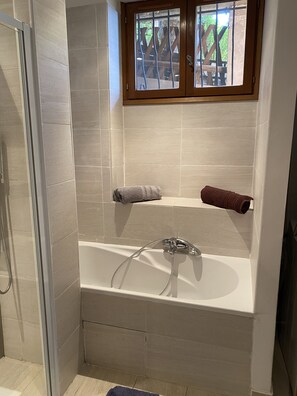 Combined shower/bathtub, hair dryer, towels, soap
