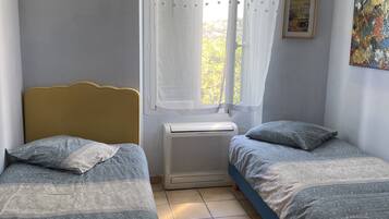 2 slaapkamers, een strijkplank/strijkijzer, reisbedje, gratis wifi