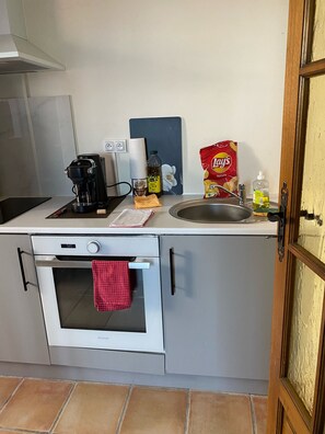 Refrigerador, microondas, horno y parrilla de estufa 