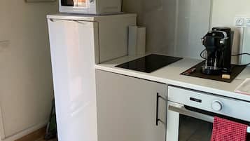 Een koelkast, een microgolfoven, een oven, een kookplaat