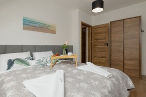 Apartment, 2 Schlafzimmer, Terrasse, am Strand | 8 Schlafzimmer, Bügeleisen/Bügelbrett, kostenloses WLAN, Bettwäsche