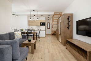 Apartment, 2 Schlafzimmer, Terrasse, am Strand | Wohnzimmer | Smart-TV