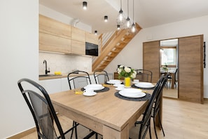 Apartment, 2 Schlafzimmer, Terrasse, am Strand | Eigene Kochnische | Mini-Kühlschrank, Mikrowelle, Herdplatte, Geschirrspüler