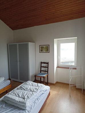 3 slaapkamers, een strijkplank/strijkijzer, reisbedje, gratis wifi