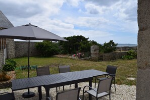 Outdoor dining - House 100m² - Enclosed garden - facing the Lomener breakwater (Ploemeur)