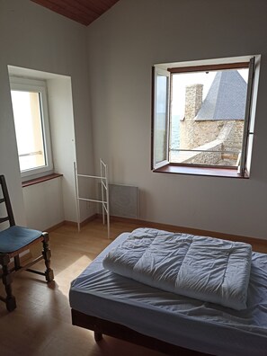 3 bedrooms, iron/ironing board, travel cot, free WiFi - House 100m² - Enclosed garden - facing the Lomener breakwater (Ploemeur)