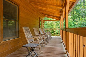 Property grounds - The Grand Cedar Hideaway: Seclusion, Fire Pit, Games, Theater, Wi-Fi, Yard, near Attractions! (Sevierville)
