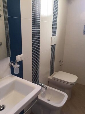 Dusche, Haartrockner, Bidet, Handtücher