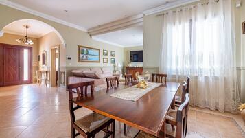 Vila Keluarga, 2 kamar tidur, 2 kamar mandi (Villa Simone Vacation Villa With Wifi) | Area keluarga | Televisi layar datar 21-inci dengan saluran TV digital