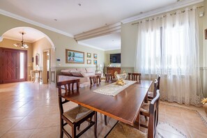 Villa familiar, 2 habitaciones, 2 baños (Villa Simone Vacation Villa With Wifi) | Área de sala de estar | Televisión de pantalla plana de 21 pulgadas con canales digitales 