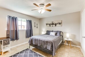 4 soverom, skrivebord, strykejern/-brett og reiseseng for barn