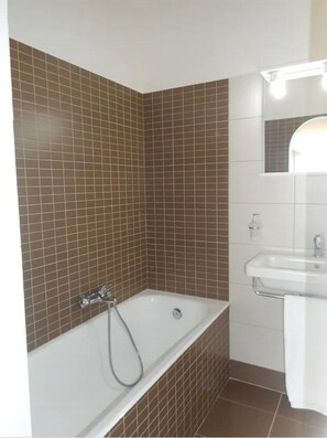 Combined shower/bathtub, hair dryer, bidet, towels